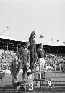 Stadion. SM i friidrott. Prisutdelning. Tre män på prispallen