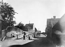 Borgmästargatan söderut från Skånegatan. Efter planket t.v. ligger Bergsprängargränd. T.h. Borgmästargatan 14