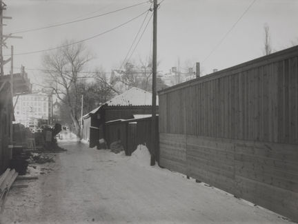 Pilgatan, riktning mot Hantverkargatan, byggnadsställningar skymtar till vänster och plank till höger. Snö på tak och mark.