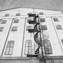 Tantogatan 45. Tanto Sockerbruk före rivning. Spiraltrappa på fabriksfasaden. Nu Tantogatan 73, kv. Kulltorp
