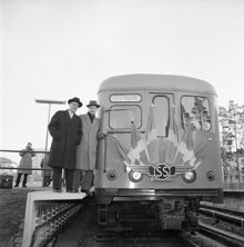 Borgarråden Helge Berglund och Erik Huss vid invigning av tunnelbanan vid Bagarmossen