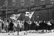 Reportage kring Kungabröllopet den 19 juni 1976. Spelmanslag vid Lejonbacken vid Slottet