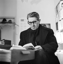 Författaren o. översättaren Sven Barthel besöker Bonniers förlag, Sveavägen 56