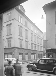Vy från Konstfackskolan mot Beridarbansgatan 20, Nordiska Fröhandeln. T.v. Mäster Samuelsgatan 45 och t.h. Mäster Samuelsgatan 47. Vid bilarna går numera Mäster Samuelsgatans bro över Sergelgatan