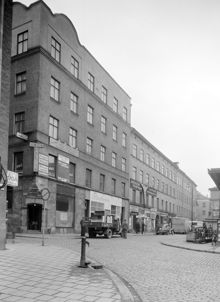 Vy från Hötorget mot Hötorget 12 och Sergelgatan 10-8 söderut i kv. Grytgjutaren. T.v. Oxtorgsgatan. I bildens vänstra kant ligger Konserthuset. Längs Sergelgatan står nu de fem höghusen