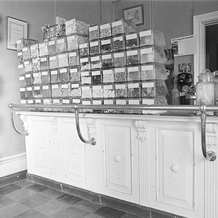 Lådor med karameller på en disk.