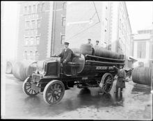 Münchenbryggeriets första bil, märke Daimler, utanför bryggeriet, Söder Mälarstrand 25-79/Torkel Knutssonsgatan 2