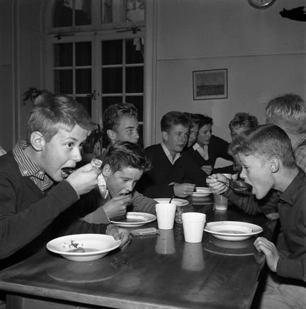Klara Västra Kyrkogata 14-16, Klara folkskola. Skolmatsal. Pojkar i handelsrealskolans klass 1 C äter grönsakssoppa