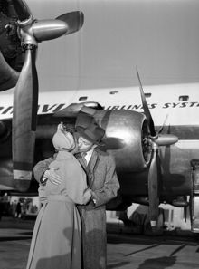 Bromma flygplats. Radioprogrammet Karusellens ""jorden-runt-flygare"" Birger Gannå kysser sin fru Doris farväl inför avresan till första etappen - New York