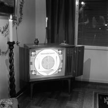 TV som visar testbild, interiör av vardagsrum. Hemma hos fotografens syster, Ingrid Risberg