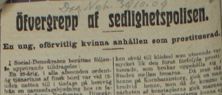 Svart trycktext på gulnat tidningspapper