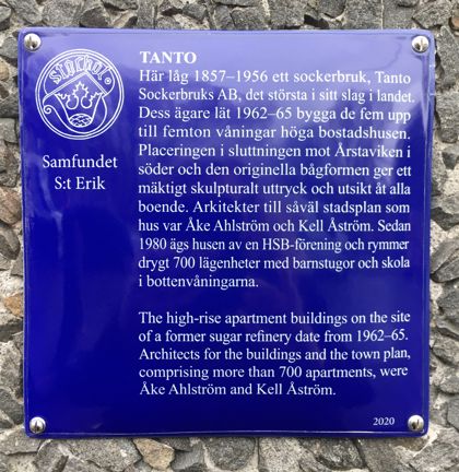 Blå emaljerad skylt med vit text