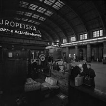 Centralstationen. Stora vänthallen. Pollettering av väskor och bagage