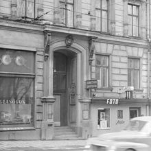 Portal och del av fasad till Sturegatan 20