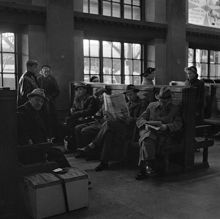 Centralstationen. Bänkplatser i Stora vänthallen