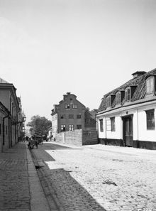Tjärhovsgatan västerut från nr. 5. Björns Trädgård i fonden