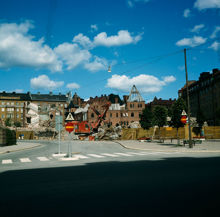 Vy från Karlavägen mot Uggelviksgatan och rivningen av Östermalmsfängelset i kv. Domherren