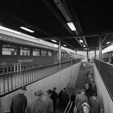 Centralstationen. Trappor till perrongen. Restaurangvagn t.v
