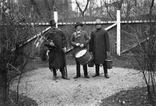 Brandmän i äldre uniformer och med gamla eldsläckningsdon på Brandkårens 50 - årsjubileum 1925