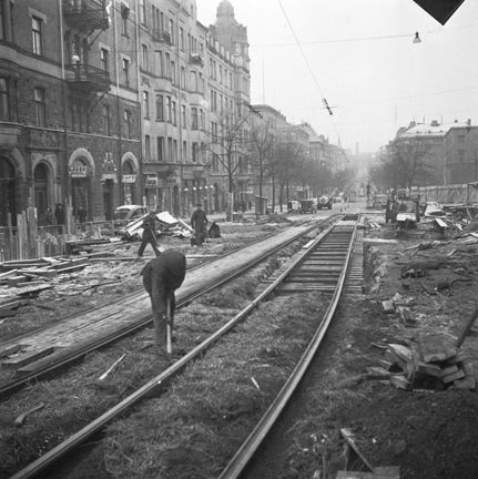 Halvfärdigt spårvägsspår i gatan.