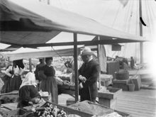 Torghandel vid Fiskarehamnen vid Slussen (?)