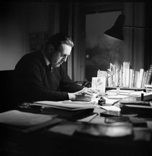 Förlagsredaktör Sven Granath vid sitt skrivbord på Bonniers förlag, Sveavägen 56