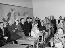 Fredhälls folkskola (Fredhällsskolan). Klassrum. Elever och föräldrar under föräldramöte