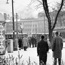 Släckningsarbete på taket till Arvid Nordquist HAB, Biblioteksgatan 27