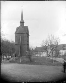 Klockstapel på Johannes´ kyrkogård. I bakgrunden Drottninghuset