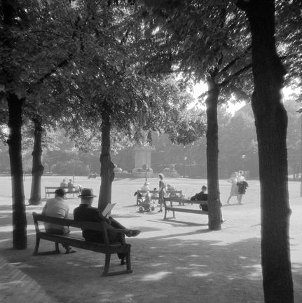 Personer på parkbänkar.