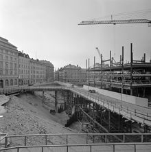 Brunkebergstorg med provisoriska broar mot söder. T.h. byggs Brunkebergstorg 7-9, tidigare kv. Frigga, nu kv. Skansen. T.v. kv. Åskslaget, nu kv. Trollhättan