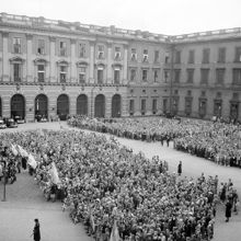 Gustav V:s 90-årsdag. Skolbarn samlade vid Stockholms slott, Inre Borggården