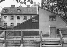 Nuvarande Birger Jarlsgatan 44. Dåvarande  Roslagstorg 20. Gård med äldre byggnader