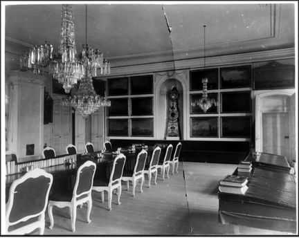 Långbord med stolar. Kristallkronor i taket.