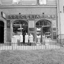 Speceriaffär på Karlbergsvägen 85. Fr.v. expediterna Astrid Pettersson och Emma Karlsson samt innehavaren Ruth Pettersson