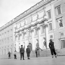Barn som åker skridskor vid Stockholms slott