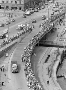 Folksamling på Saltsjörampen och Skeppsbron vid Franska Bukten med anledning av engelska hangarkryssaren Indomitables besök i Stockholm