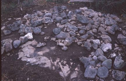 Den avtorvade stensättningen på berget. 