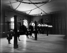 Gymnastiksal med gymnastikuppvisning