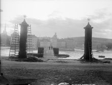 Begravningsdekorationer vid brygga på Skeppsholmen