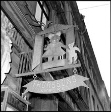 Hamngatan 34. Thorssons leksaker, butikens skylt