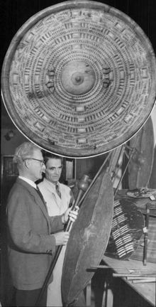 Sigvald Linné och Gunnar Nykvist med sköldar, Etnografiska museet.