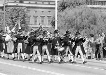 Reportage kring Kungabröllopet den 19 juni 1976. Spelmanslag tågar över Norrbro mot Slottet
