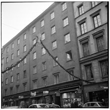 Juldekorationer vid Nybrogatan 43 söderut