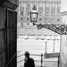 Vägglykta i trappan mellan Högvaktsterrassen och Mynttorget. I bakgrunden Riksdagshuset