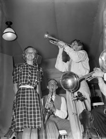 Alice "Babs" Sjöblom sjunger "Dinah" i inspelningsstudion Din egen röst. Hon Ackompanjeras av Benny´s Tiger Boys.