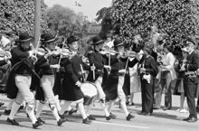 Reportage kring Kungabröllopet den 19 juni 1976. Spelmän med fioler och trumma går över Norrbro mot Slottet