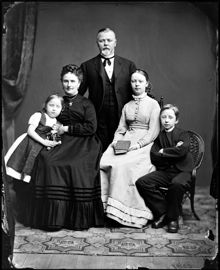 Grupporträtt av familj