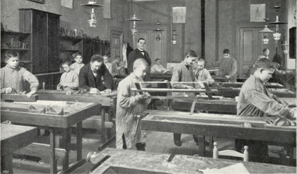 Svartvitt fotografi på pojkar som håller på med träslöjd på Frimurarbarnhuset.