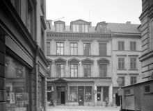 Sergelgatan söderut mot Mäster Samuelsgatan 45 A med Chic, Mönsteraffären. I kanten t.h. Konstfackskolan, kv. Beridarebanan. T.v. kv. Faunen. Mäster Samuelsgatan 45 är idag femte höghusets norra sida